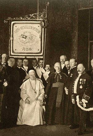 Gruppenphoto Mit de Waal und Papst Pius X. im Mittelpunkt