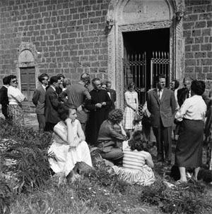 Prälat Voelkl mit einer Gruppe bei der Wallfahrtskirche Sant’Elia